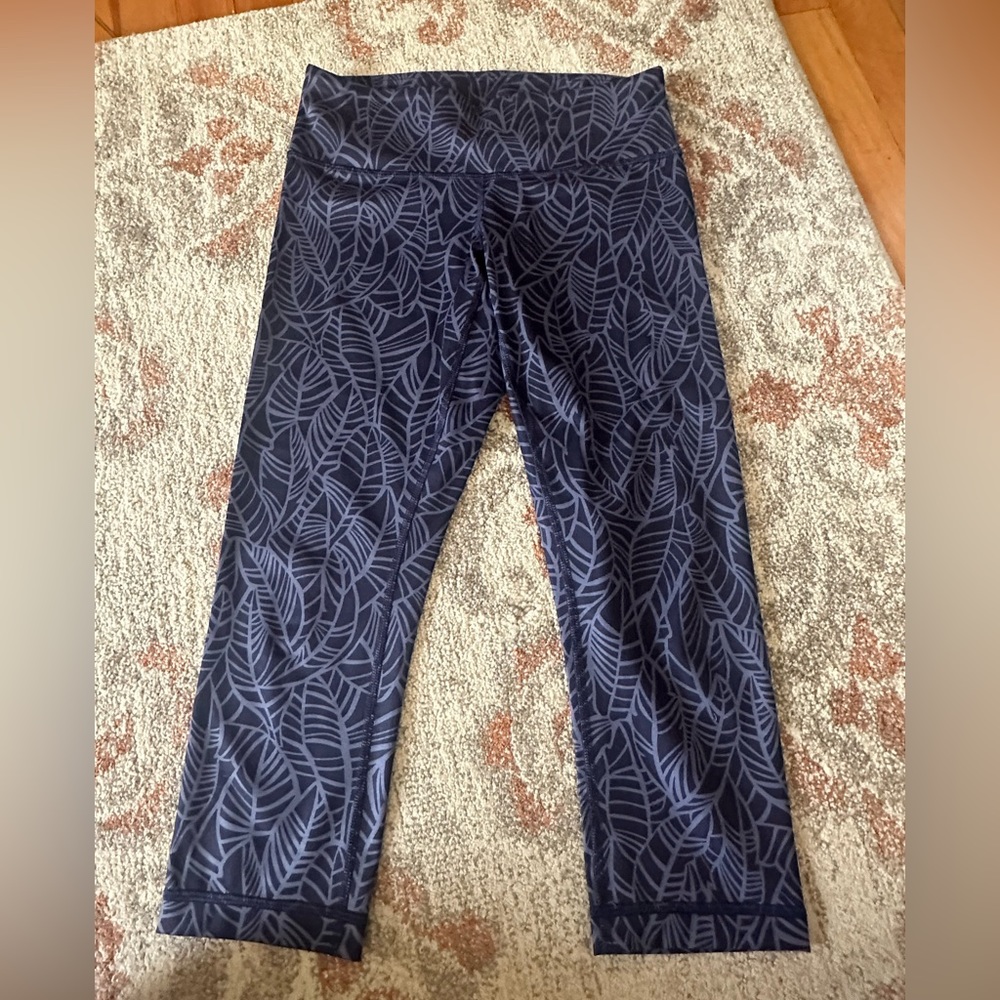 Lululemon crop leggings gray with leaves size 6